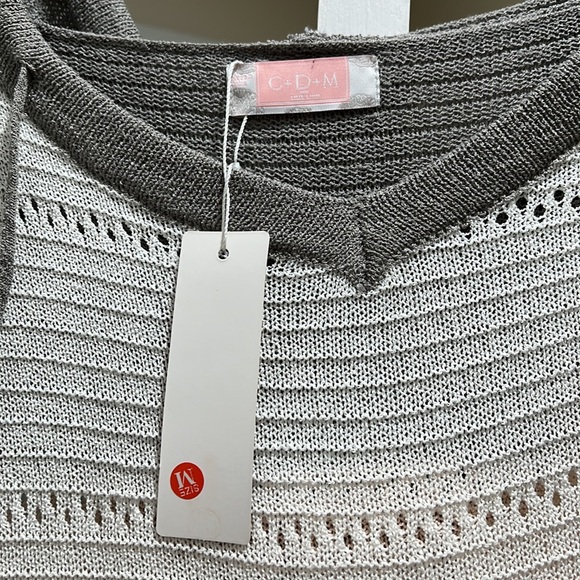 Beautiful color block light weight hooded sweater - Picture 2 of 4